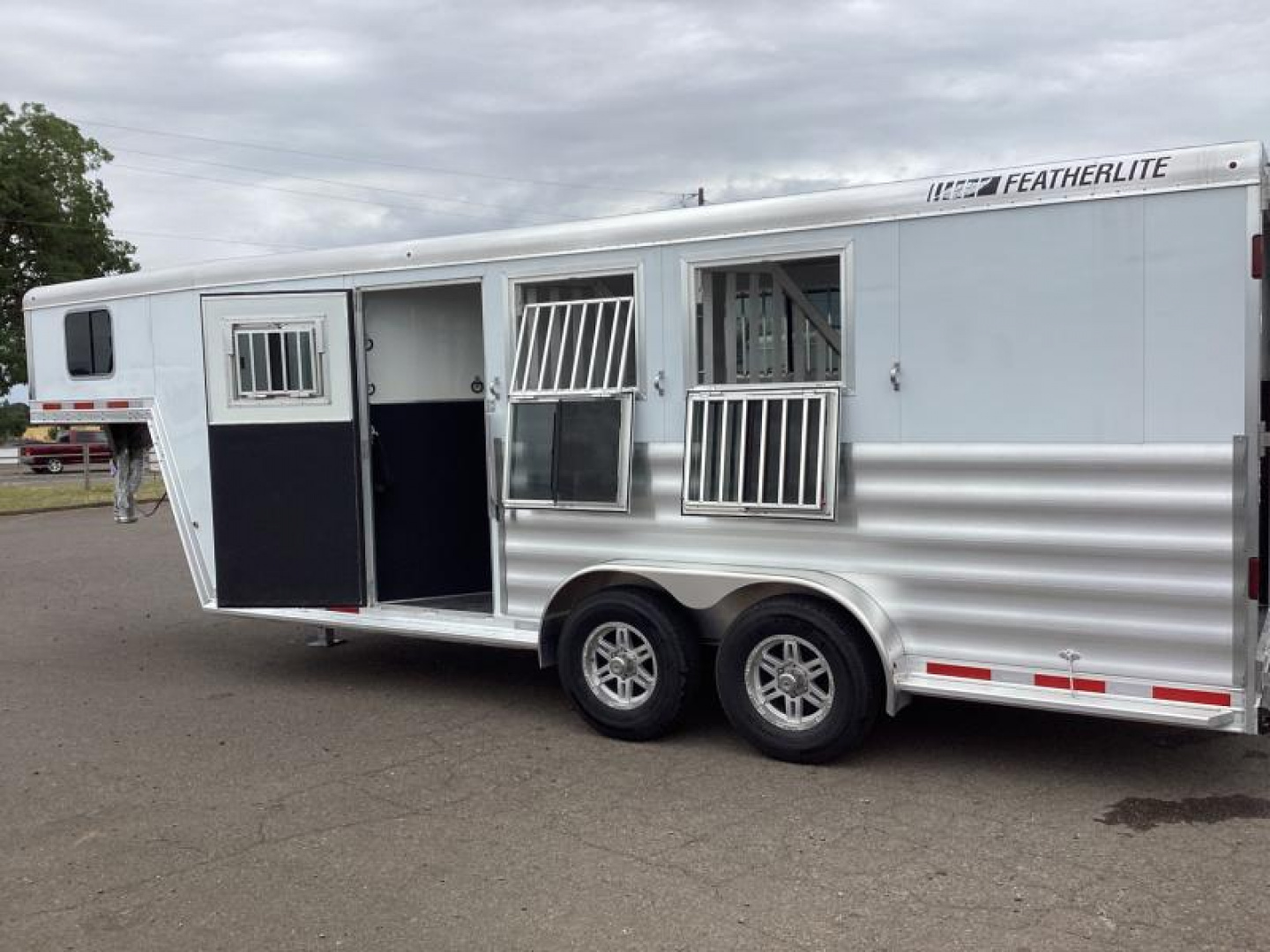2024 Featherlite 9600 Premier Tack 3-Horse Horse Trailer Featherlite horse trailer - Image 6